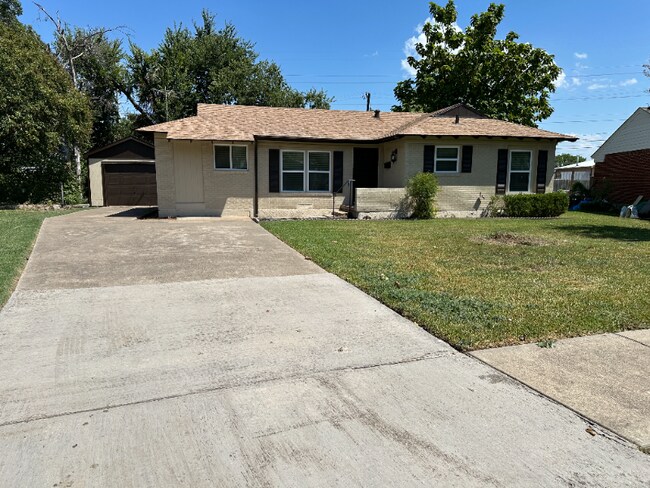 Building Photo - 2504 Avon Dr