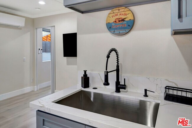 Building Photo - 5843 Vanalden Ave