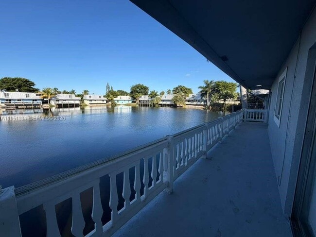 Building Photo - 1361 NE 40th Pl