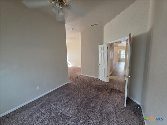 Building Photo - 322 Cedar Ridge Dr