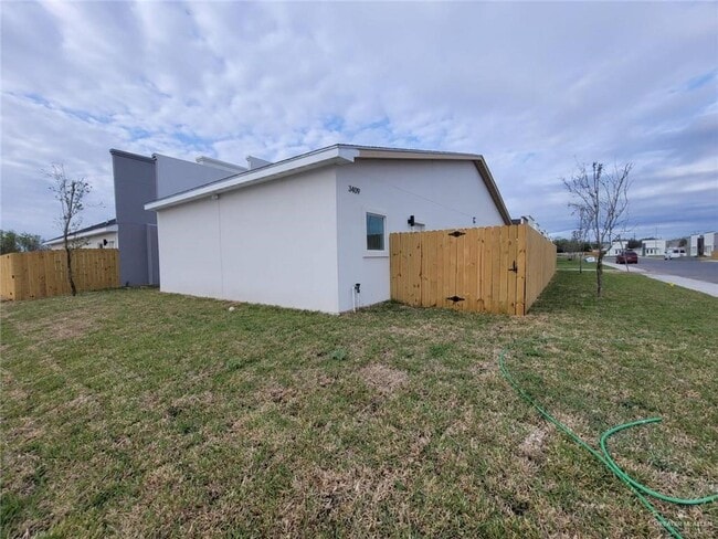 Building Photo - 17 Frio Ave