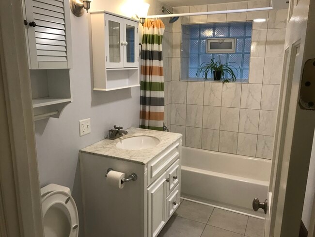 Building Photo - 5335 W Sunnyside Ave