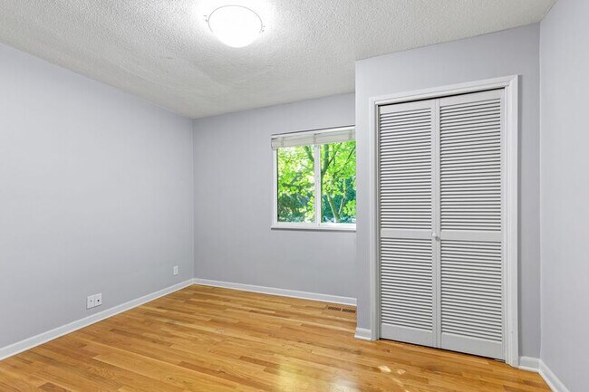 Building Photo - 2640 SW Vista Dr