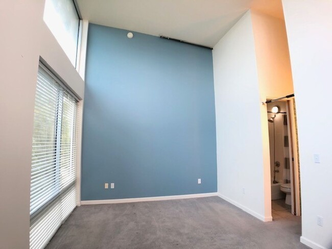 Building Photo - Fantastic SE 2 Bed 2.5 Bath + a Den Condo ...