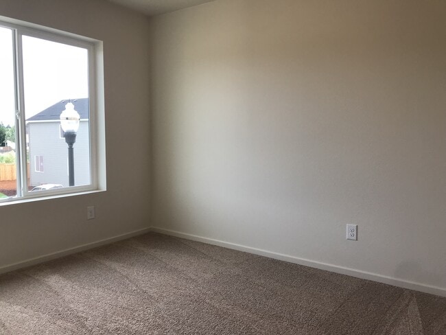 Building Photo - CUSTOM 3 BR 2.5 PET FRIENDLY HOME! A/C!