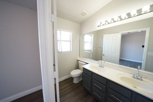 Building Photo - Showings Available NOW