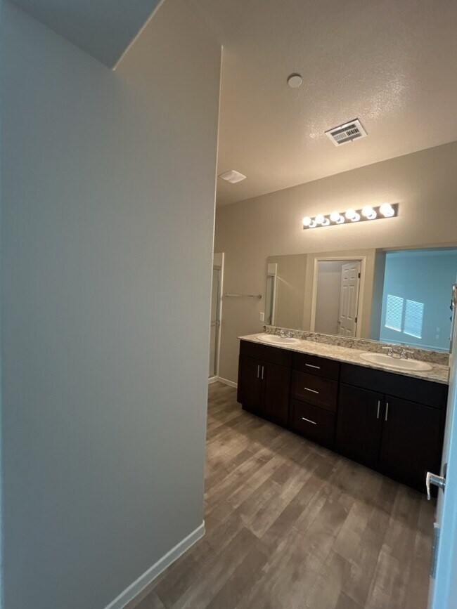 Building Photo - Beautiful 3 bedroom 3 bathroom townhome