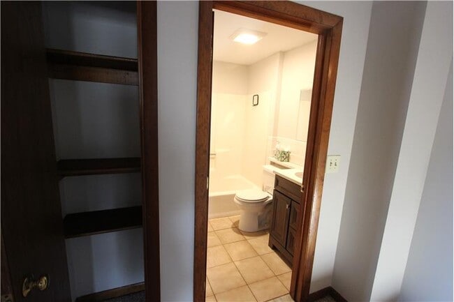 Building Photo - 21 Moore Ave