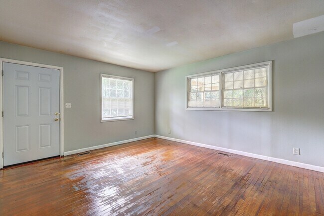 Building Photo - 2475 Groveland Cir N