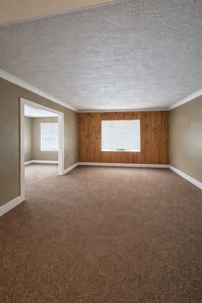 Building Photo - AVAILABLE JUNE - 5 Bed 2 Bath In East Hillside