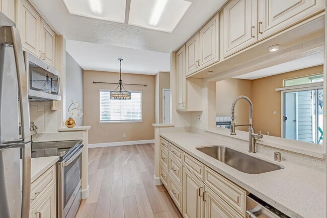 Building Photo - charming 1-bedroom, 1-bathroom home located on the ground level overlooking the green belt in Par...