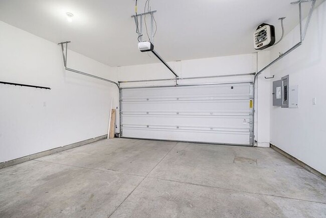 Building Photo - 2 Bed 2.5 Bath Townhome in Herron Morton!