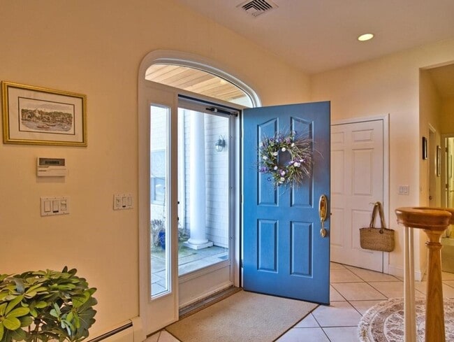 Building Photo - 149 Nanaquaket Rd