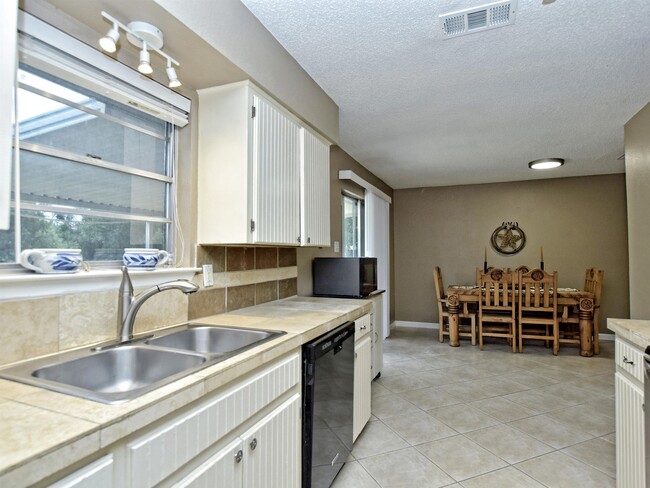 Building Photo - 1301 Post Oak Cir