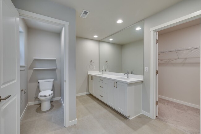 Building Photo - 5 Bed PLUS Bonus Space with hot tub in Mar...
