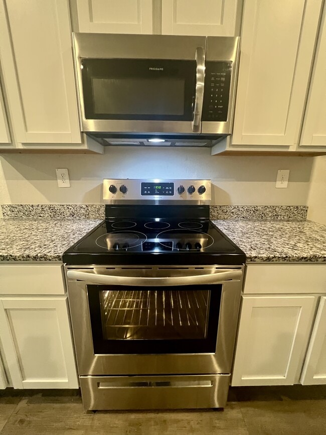 Building Photo - 596 Jennifer Wy