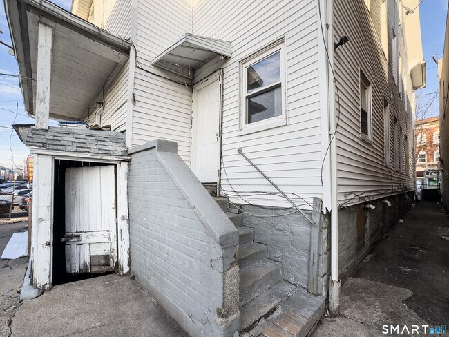 Building Photo - 1995 Main St