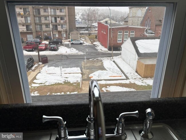 Building Photo - 330 E Chestnut St