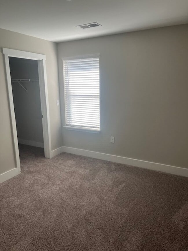 Building Photo - Stylish Spring Hill Townhome – 2 Suites + ...