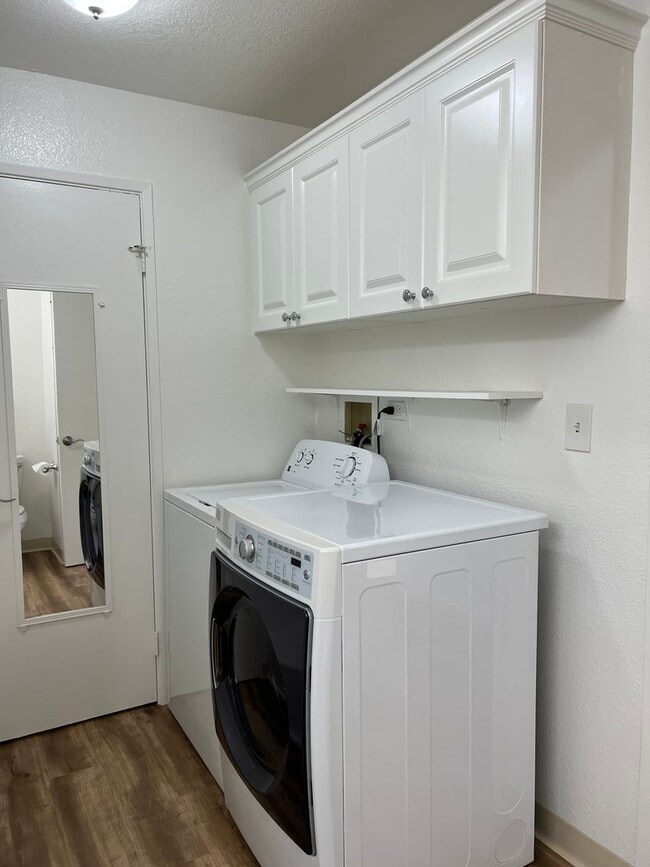 Building Photo - Charming Townhouse-2Bedrooms, 1Bathroom, 2...