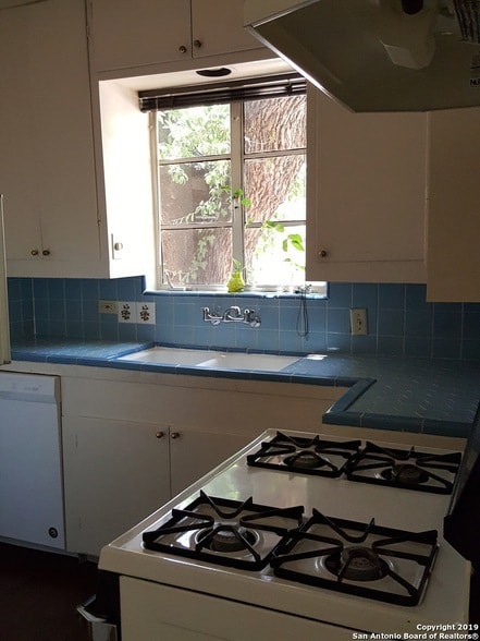 Building Photo - 230 E Mulberry Ave