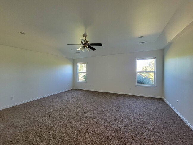 Building Photo - 1200 W Canyon Lakes Dr