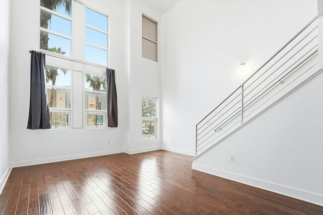 Building Photo - 911 E Santa Ana Blvd