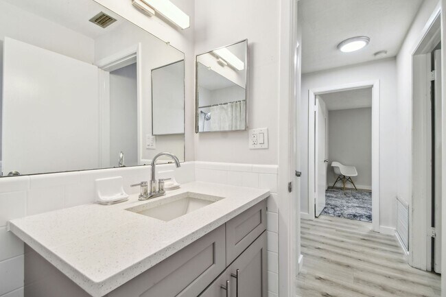 Building Photo - 2 Bedroom 2bathroom with Bonus Room in St....