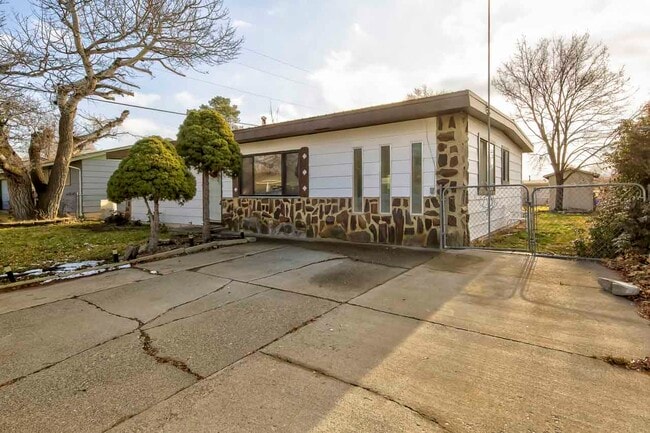 Building Photo - 1215 E 17th N