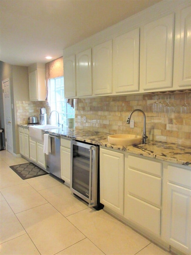 Building Photo - Furnished 3-bedroom in Travis Heights with Downtown Views!