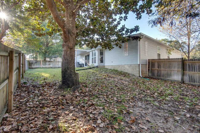 Building Photo - 128 Menzel St