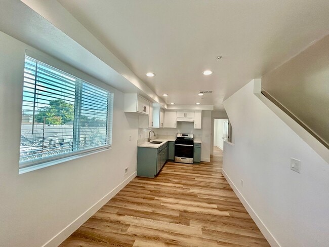 Building Photo - NewB La T 8418