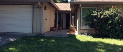Building Photo - 1202 Menlo Dr