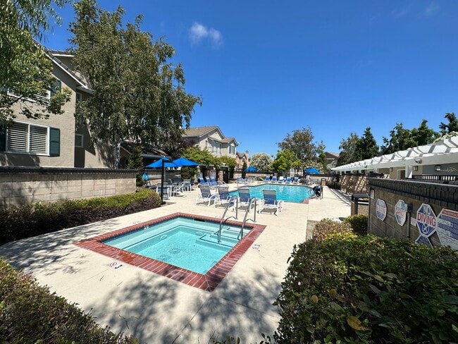 Building Photo - 3 Bed 2.5 Bath Townhouse W/ Garage