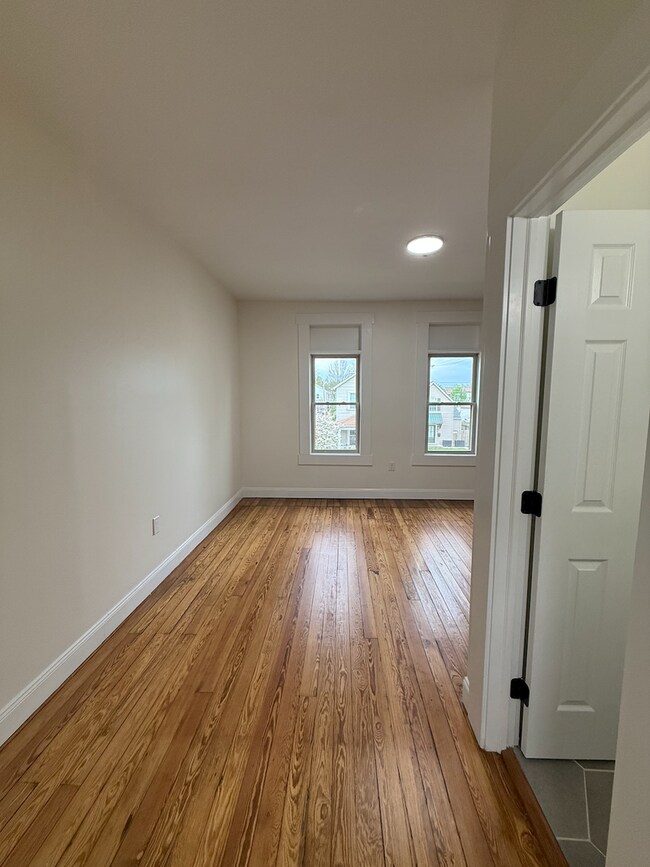 Building Photo - 433 Hanford St