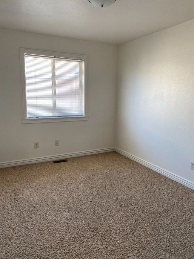 Building Photo - $200 OFF FIRST MONTHS RENT IF A LEASE IS S...