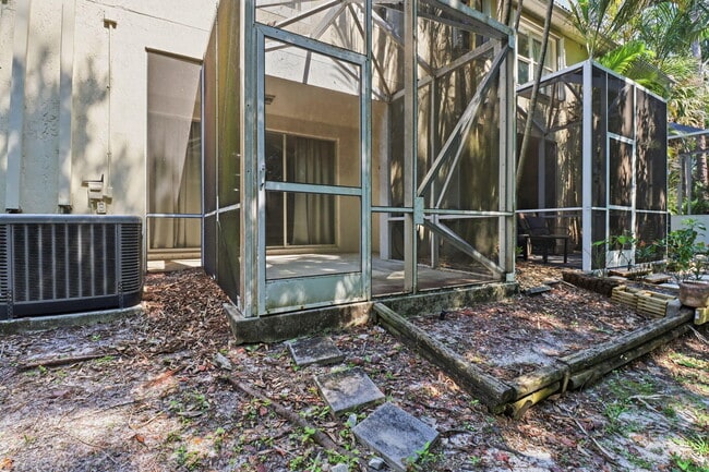 Building Photo - 9902 Lago Dr