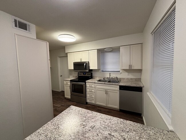 Building Photo - Welcome to this charming 3-bedroom, 2-bathroom home located in the heart of Russellville, AR.