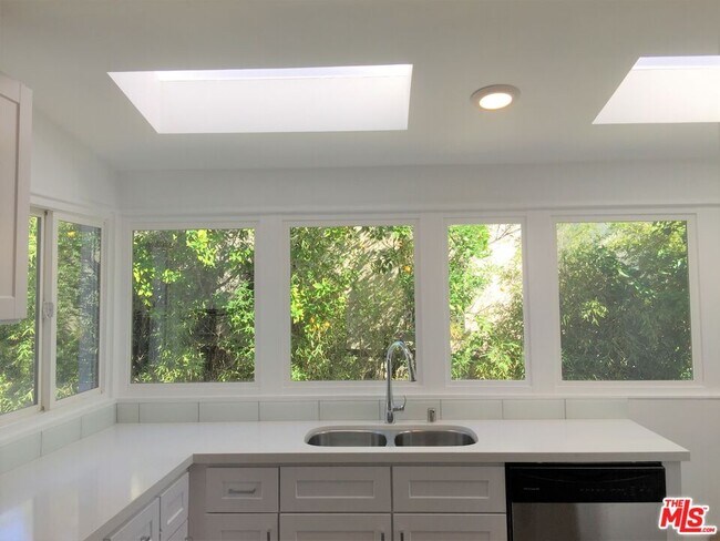 Building Photo - 8538 West Knoll Dr