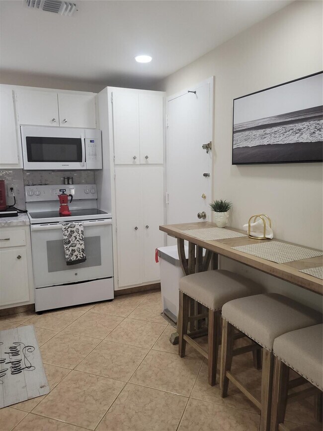 Building Photo - 1980 S Ocean Dr