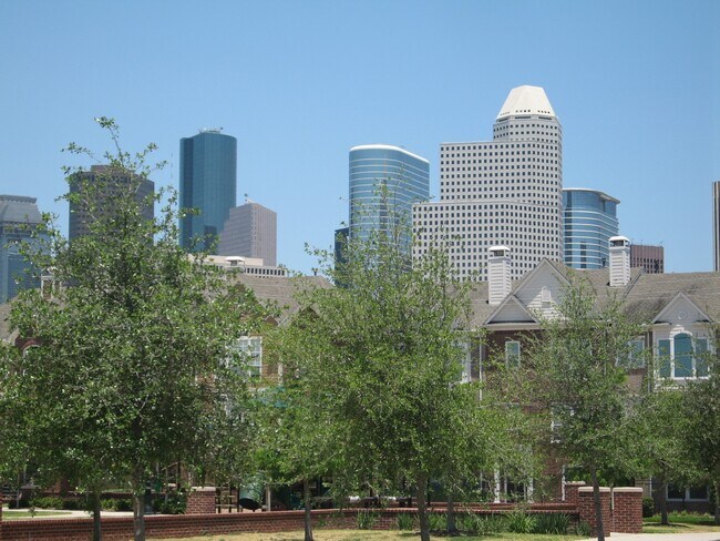 Building Photo - 2104 Gillette St