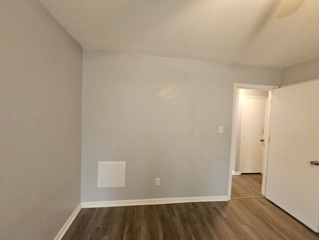 Building Photo - Affordable 2 Bedroom Duplex Off of Gum Bra...