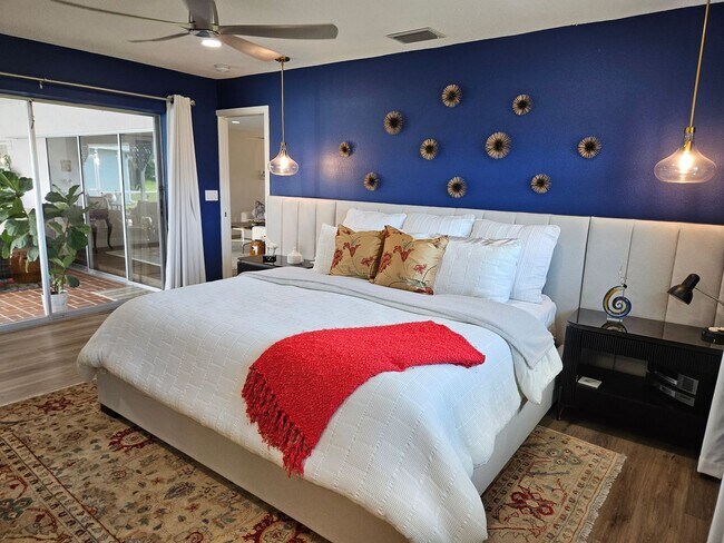 Building Photo - Annual Rental or 6+ month option - FURNISHED HEATED POOL HOME. Gorgeous 3 Bedroom, 3 Bath, 2 Car ...