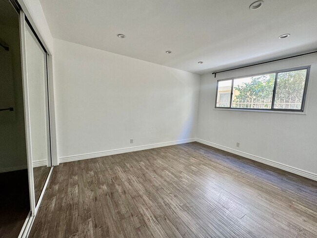 Building Photo - 337 Rexford Dr
