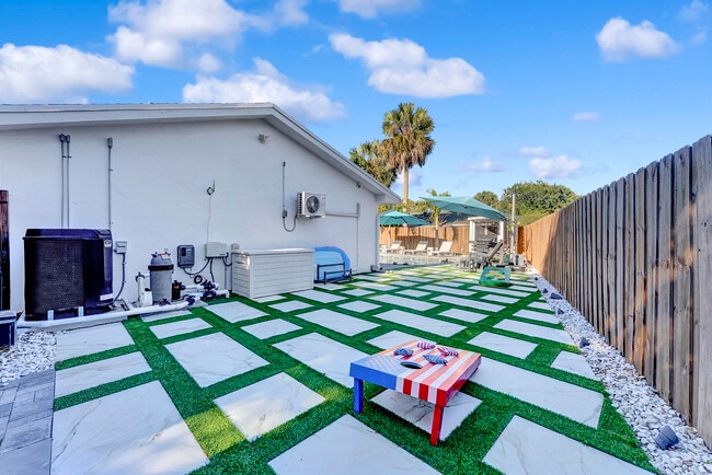 Building Photo - 707 W Boulevard Chatelaine