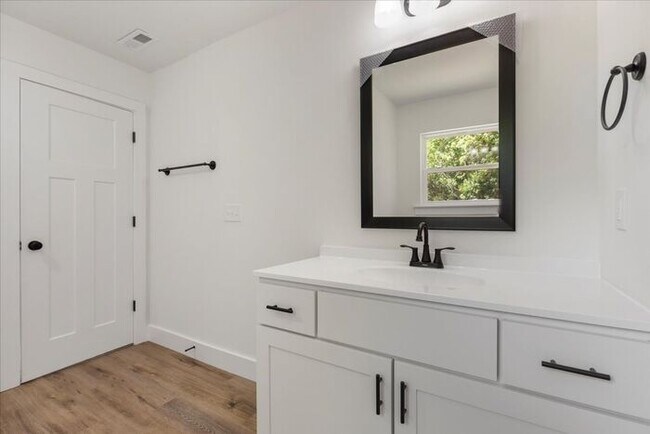 Building Photo - Arlington Townes - Beautiful 3 Bed 2 Bath ...