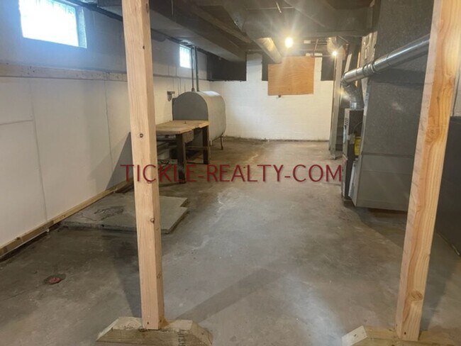 Building Photo - 253-255-255 Rocket St