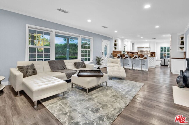 Building Photo - 8345 White Oak Ave