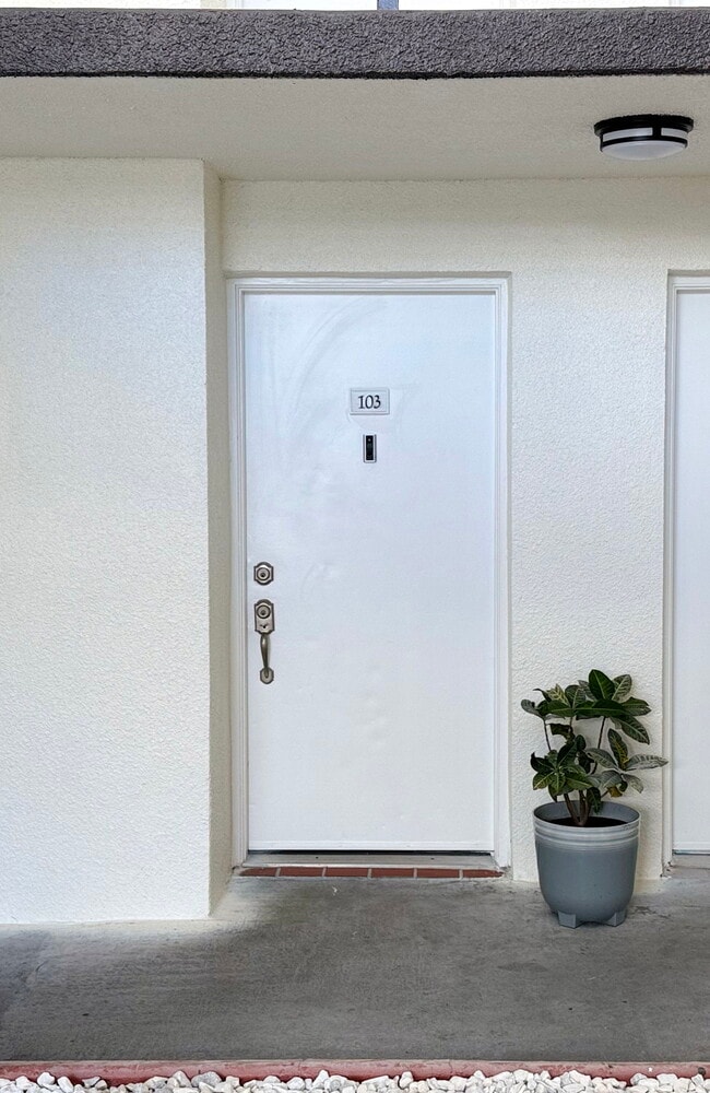 Building Photo - 9725 Fontainebleau Blvd