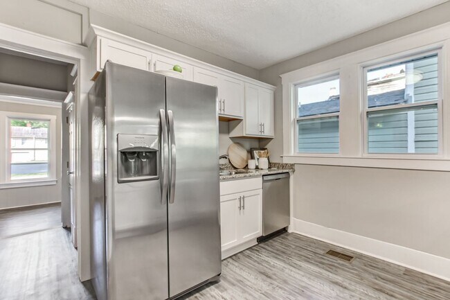 Building Photo - Charming historic home near downtown
